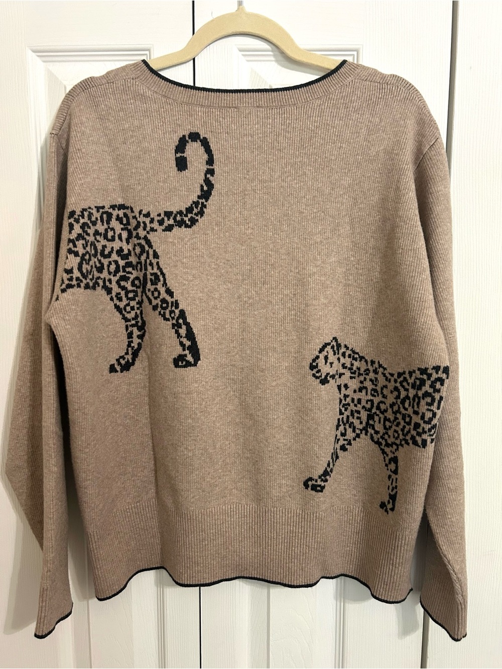 Cabi Cheetah Crew Neck Pullover Sweater Animal Print Tan Beige Sz Medium 4658 - Picture 5 of 7